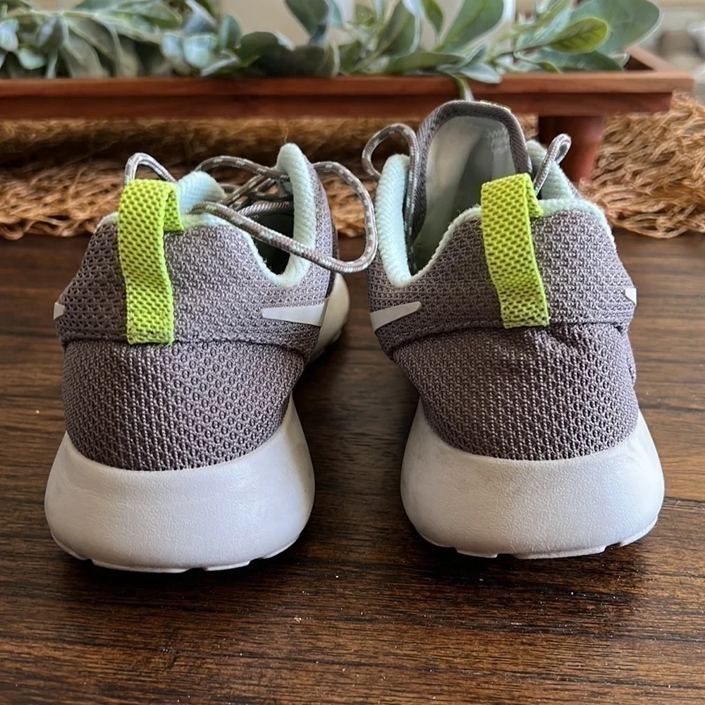 Nike air roshe one women’s running shoes Sz 8.5